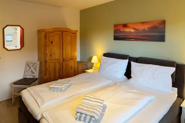 Schlafzimmer 1 der Ferienwohnung "Willkommen bei den Hartmanns" in Wittdün auf Amrum Haus Nordenlicht Ferienwohnung „Willkommen bei den Hartmanns"
