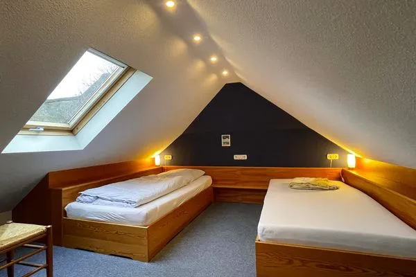 Schlafgalerie mit zusammenstellbaren Einzelbetten des Bungalow  "Höske Sillo´s Hüs*