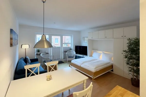 Wohnzimmer mit Schrankbett in der Ferienwohnung Strandlöper in Wittdün auf Amrum Huus Heverknob Ferienwohnung *Strandlöper*