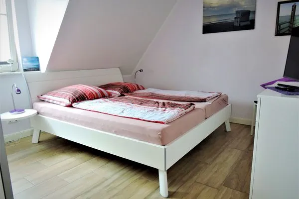 Schlafzimmer mit Doppelbett Neue Reihe Neue Reihe 28 - Wohnung Wolke 7