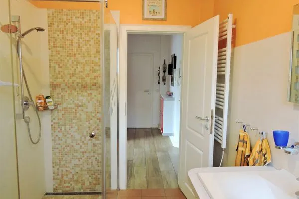 Badezimmer mit Dusche Neue Reihe Neue Reihe 28 - Wohnung Wolke 7