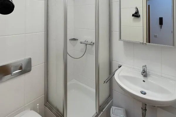 Badezimmer in der Ferienwohnung Gaubenkieker des Hauses Südspitze 17 in Wittdün auf Amrum Haus *Südspitze 17* Ferienwohnung *Gaubenkieker*