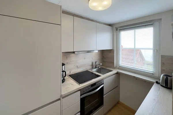 Küche in der Ferienwohnung Gaubenkieker des Hauses Südspitze 17 in Wittdün auf Amrum Haus *Südspitze 17* Ferienwohnung *Gaubenkieker*