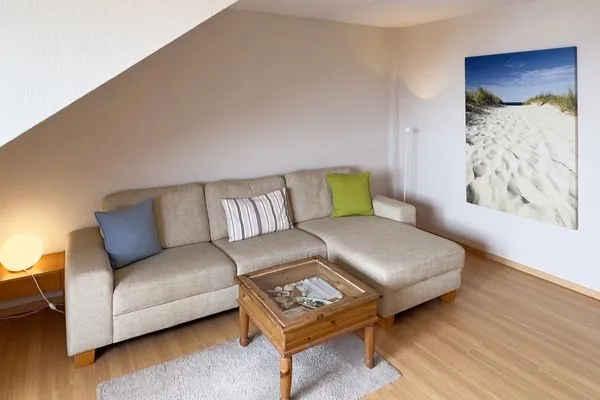 Wohnzimmer in der Ferienwohnung Gaubenkieker des Hauses Südspitze 17 in Wittdün auf Amrum Haus *Südspitze 17* Ferienwohnung *Gaubenkieker*