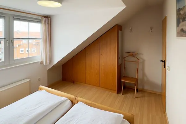Schlafzimmer in der Ferienwohnung Gaubenkieker des Hauses Südspitze 17 in Wittdün auf Amrum Haus *Südspitze 17* Ferienwohnung *Gaubenkieker*