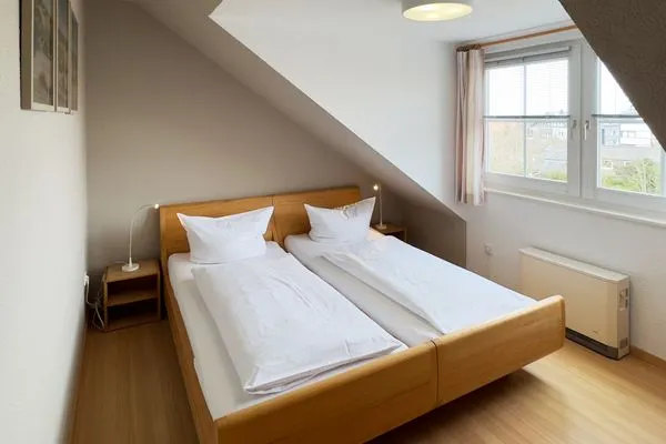 Schlafzimmer in der Ferienwohnung Gaubenkieker des Hauses Südspitze 17 in Wittdün auf Amrum Haus *Südspitze 17* Ferienwohnung *Gaubenkieker*
