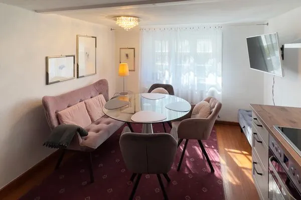 Wohnküche in der Ferienwohnung Klönschnack in Süddorf auf Amrum Friesenhaus Amrum Ferienhaushälfte „Klönschnack"