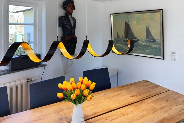 Wohn- und Esszimmer in der Friesenhaushälfte Hommelkasche in Süddorf auf der Nordseeinsel Amrum Friesenhaus Amrum Hommelkasche