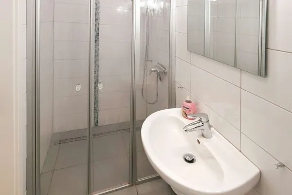 Badezimmer Familienhaus im Dorfgroden 27 Ferienwohnung Zugvogel