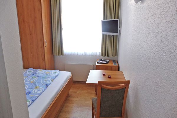  Haus Bielefeld Zimmer 25 a  - Schlafzimmer