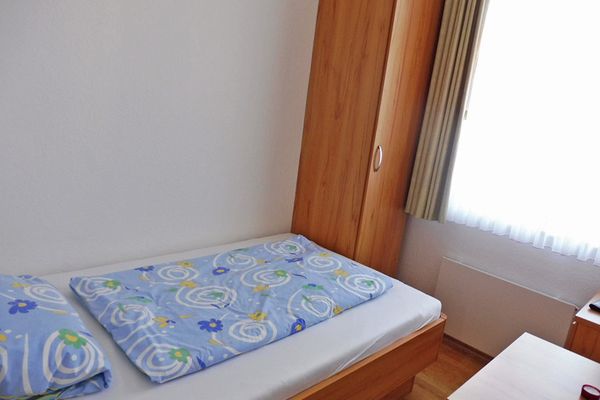  Haus Bielefeld Zimmer 25 a  - Schlafzimmer