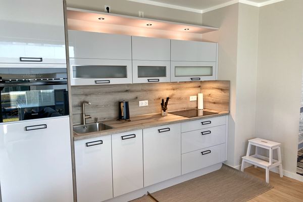 Wohnzimmer mit offener Küche
