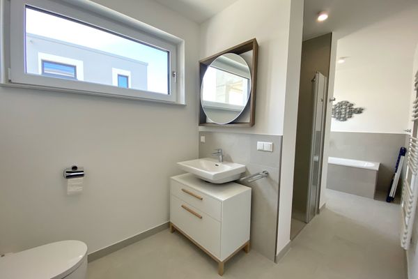 mit ebenerdiger Dusche und Badewanne