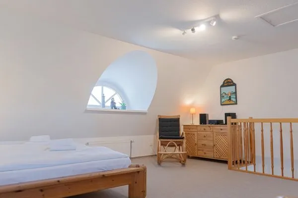 offenes Schlafzimmer mit Doppelbett Achtern Diek Achtern Diek 8a - Wohnung 5