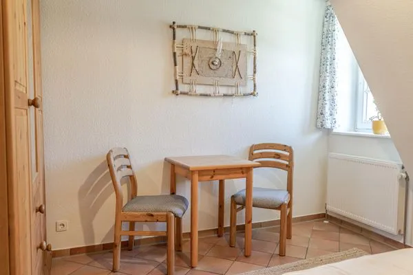 Tisch und Stühle Achtern Diek Achtern Diek 8a - Wohnung 5