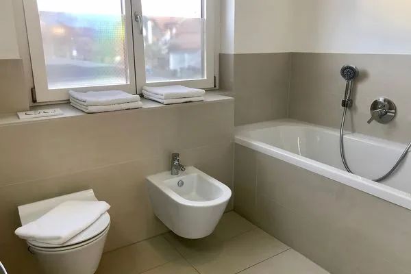 Ferienwohnung Central - 1st floor Lindau und Umgebung - Badezimmer 1 mit Badewanne
