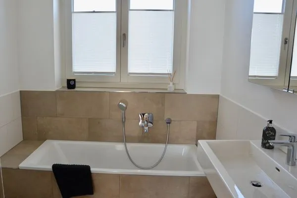 Multi-Fewo Haus Obere Ebenhalde Ferienwohnung 180 Grad Wasserburg - Badezimmer 1 mit Badewanne