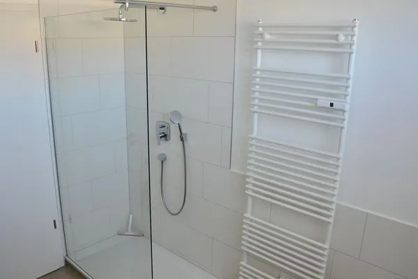 Multi-Fewo Haus Obere Ebenhalde Ferienwohnung 180 Grad Wasserburg - Dusche im Badezimmer