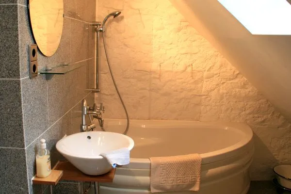 Multi-Fewo-Haus Felsgässele Ferienwohnung Altes Haus 4 Lindau Insel - Badezimmer 1 mit Badewanne