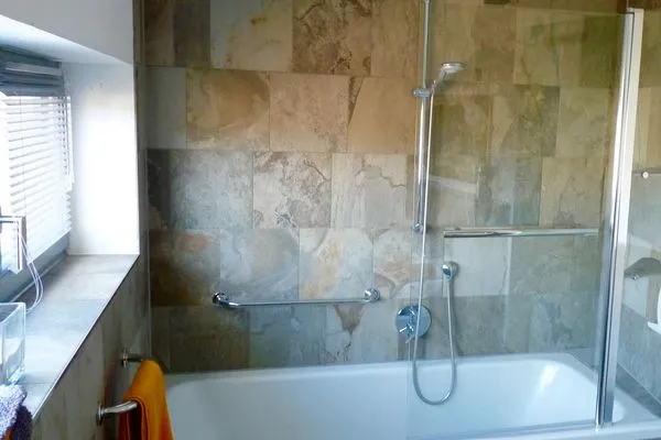 Multi-FeWo-Haus Seestraße Ferienwohnung Am Landesteg Kressbronn - Badezimmer 1 mit Badewanne