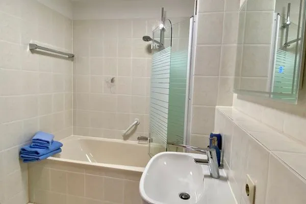  Ferienwohnung Am Nonnenbach Kressbronn - Badezimmer 1 mit Badewanne