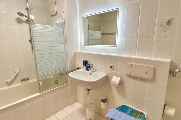  Ferienwohnung Am Nonnenbach Kressbronn - Badezimmer 1 mit Badewanne