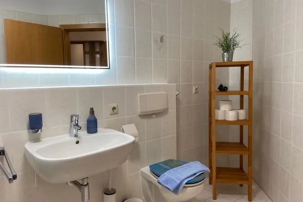  Ferienwohnung Am Nonnenbach Kressbronn - Badezimmer 1 mit Badewanne