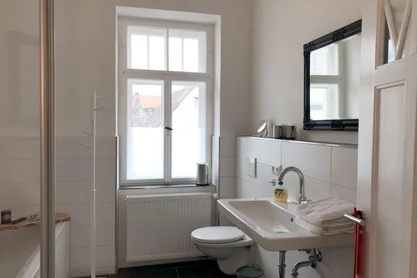  Ferienwohnung am Segelhafen Lindau Insel - Badezimmer 1 mit Badewanne