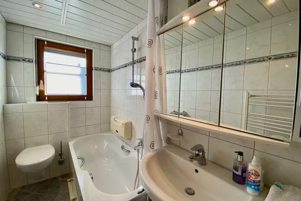  Ferienwohnung Blumenoase Lindau und Umgebung - Badezimmer 1 mit Badewanne