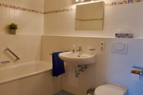 Ferienwohnung Bodenseele Langenargen - Badezimmer 1 mit Badewanne