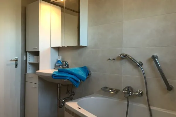  Ferienwohnung Haruna Langenargen - Badezimmer 1 mit Badewanne