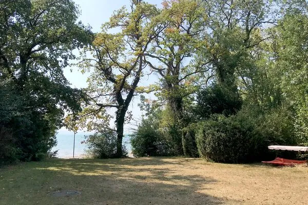  Ferienhaus am See Wasserburg - Blick auf Garten und See