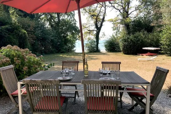  Ferienhaus am See Wasserburg - Blick auf Garten und See