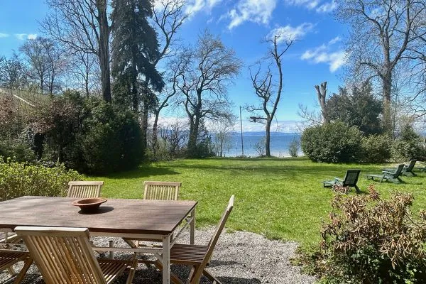  Ferienhaus am See Wasserburg - Blick auf Garten und See