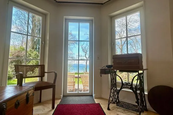  Ferienhaus am See Wasserburg - Blick auf Garten und See