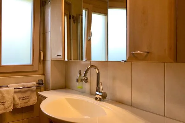  Ferienwohnung Im Vogelsang Lindau und Umgebung - Badzimmer 1 mit Wanne und Dusche
