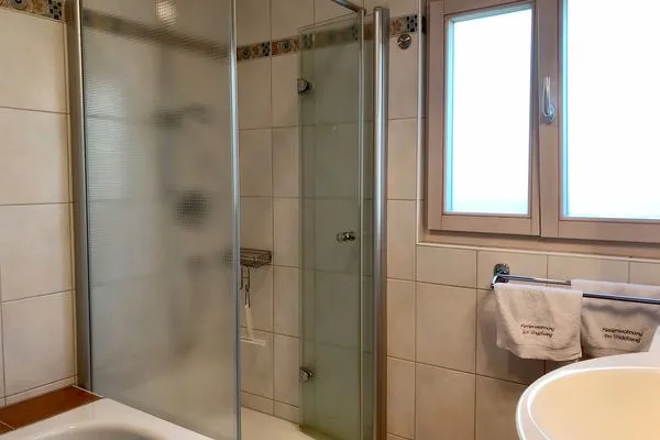  Ferienwohnung Im Vogelsang Lindau und Umgebung - Badezimmer 1 mit Wanne und Dusche