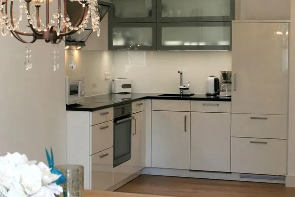 Multi-Fewo-Haus Maximilianstraße Ferienwohnung Luxus & Lifestyle Lindau Insel - Küchenzeile integriert in den Wohnbereich