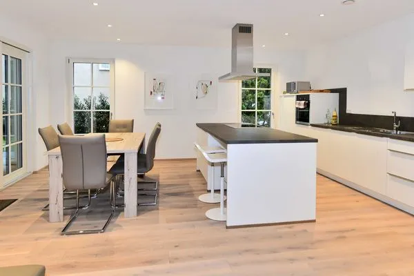  Ferienwohnung Luxus am Toskanapark Lindau und Umgebung - Küche mit Essbereich