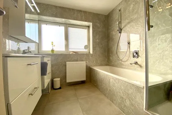  Ferienwohnung Riva Lindau und Umgebung - Badezimmer 1 mit Badewanne