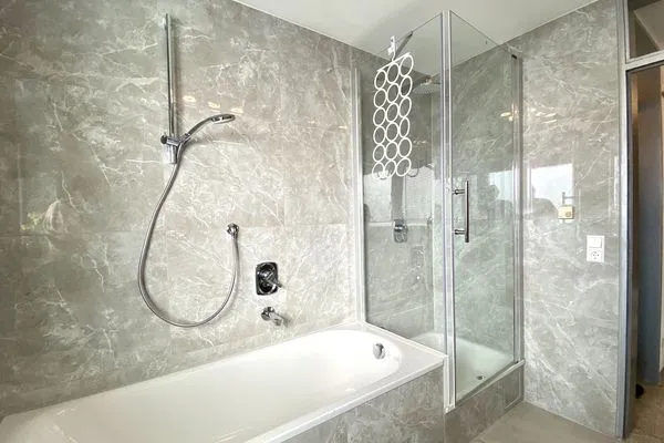  Ferienwohnung Riva Lindau und Umgebung - Badezimmer 1 mit Badewanne