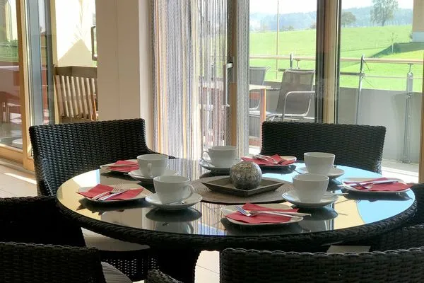  Ferienwohnung Seetraum Kressbronn - Essbereich im Wohnzimmer