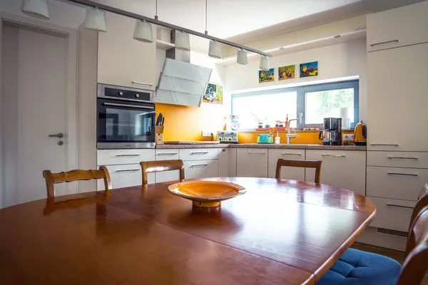 Multi-FeWo-Haus Seestraße Ferienwohnung Seeufer Kressbronn - Küche mit Essbereich