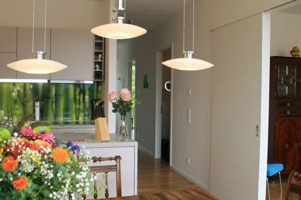 Multi-FeWo Haus Zeppelinstraße Ferienwohnung Urlaubsglück Lindau Insel - Küchenzeile integriert in den Wohnbereich