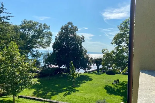 Ferienanlage Seeperle49 Ferienwohnung Seeperle49 Nonnenhorn - Blick vom Balkon in den Garten