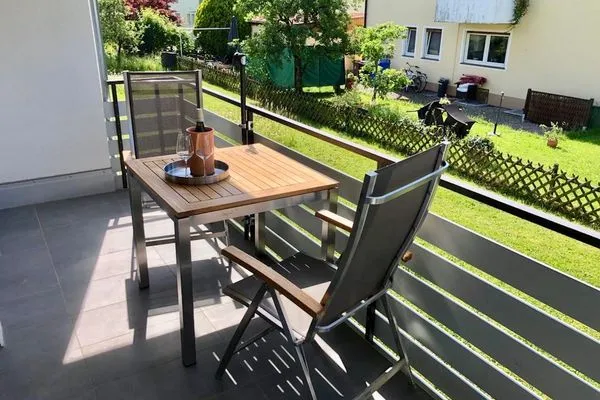 Multi-Fewo Haus Obere Ebenhalde Ferienwohnung ZOOM Wasserburg - Sitzgelegenheit auf dem Balkon