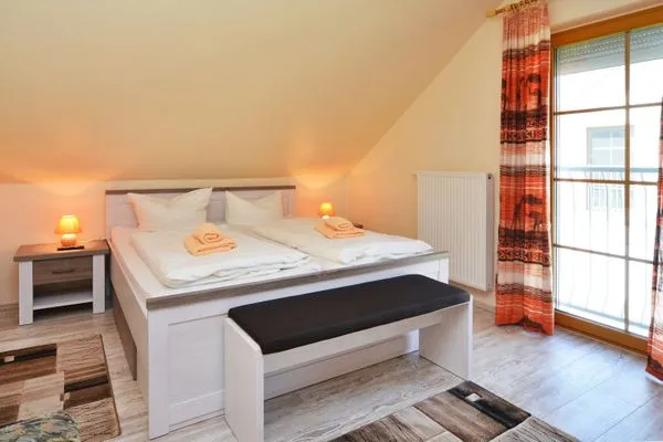 Schlafzimmer mit Doppelbett Ferienpark Freesenbruch Reihenhaus 5c - Hummer