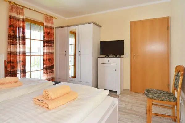 Schlafzimmer mit Doppelbett Ferienpark Freesenbruch Reihenhaus 5c - Hummer