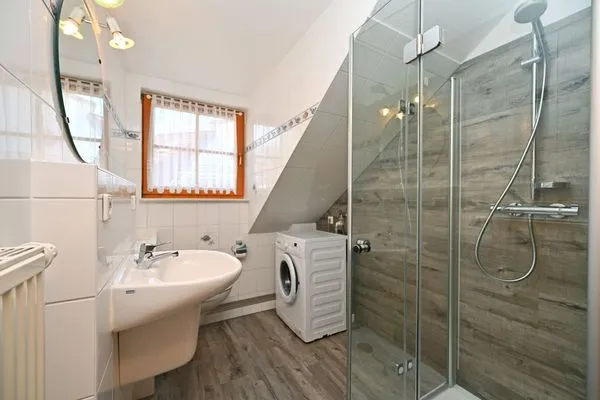 Badezimmer mit Dusche Ferienpark Freesenbruch Reihenhaus 5c - Hummer