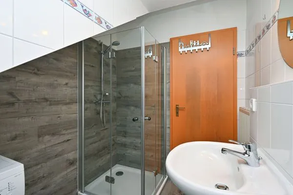Badezimmer mit Dusche Ferienpark Freesenbruch Reihenhaus 5c - Hummer